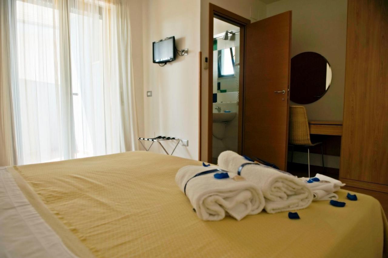 Hotel Leuco' Martinsicuro Eksteriør bilde