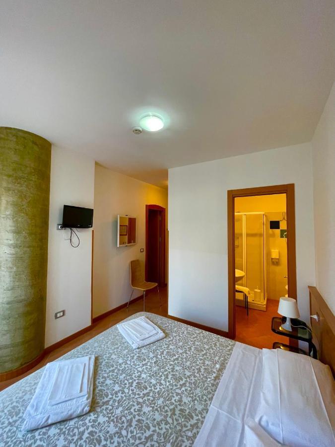 Hotel Leuco' Martinsicuro Eksteriør bilde