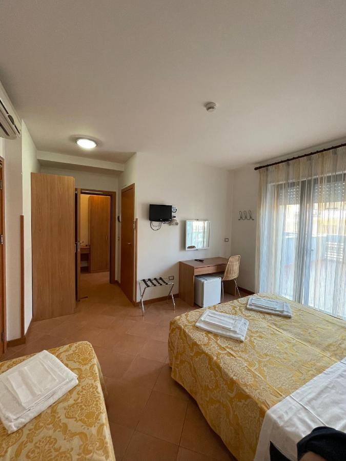 Hotel Leuco' Martinsicuro Eksteriør bilde